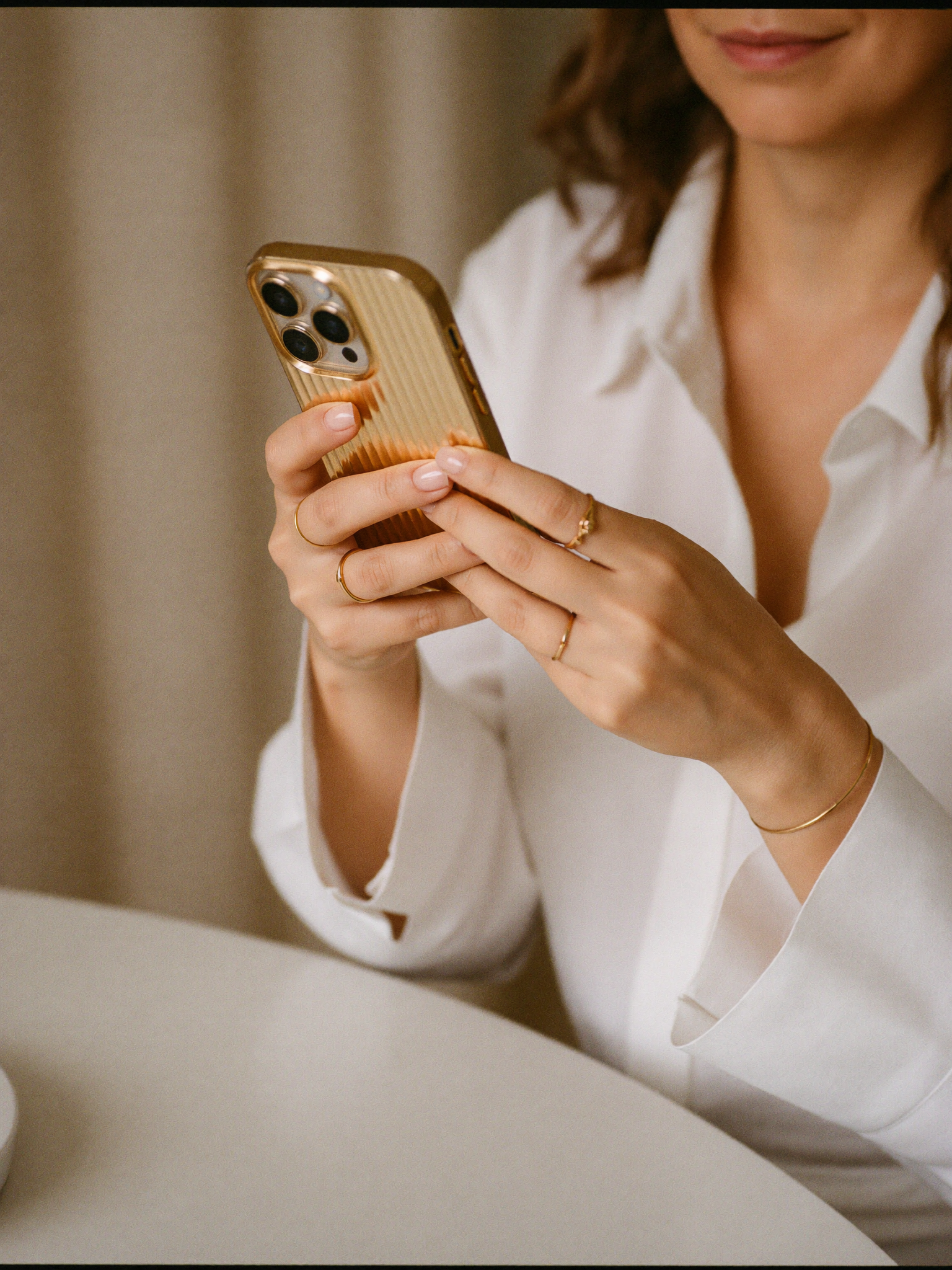 Eine Frau hält ihr Smartphone in der Hand